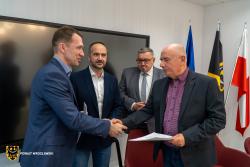 Podpisano umow na rozbudow drogi powiatowej w Szczodrem